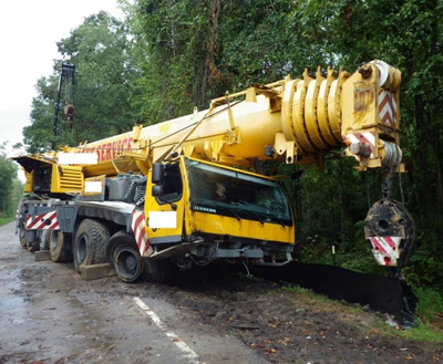 Export Logistics & Shipping, Inc. sends Liebherr LTM1250 crane with jib hook which gets stuck on the side of the road